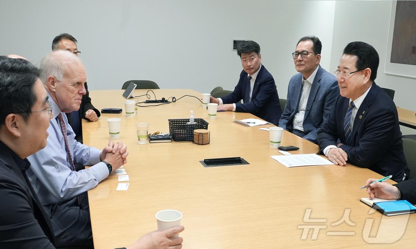 미국을 순방 중인 김영록 전라남도지사가 27일(현지 시간) 샌프란시스코 스탠퍼드대학교에서 구글의 모기업인 알파벳 존 헤네시 의장을 만나 솔라시도 AI 슈퍼클러스터 허브 구축 사업에 대해 소개하며 협력 방안 등에 대해 논의하고 있다.(전남도 제공. 재판매 및 DB금지) 2025.2.28/뉴스1