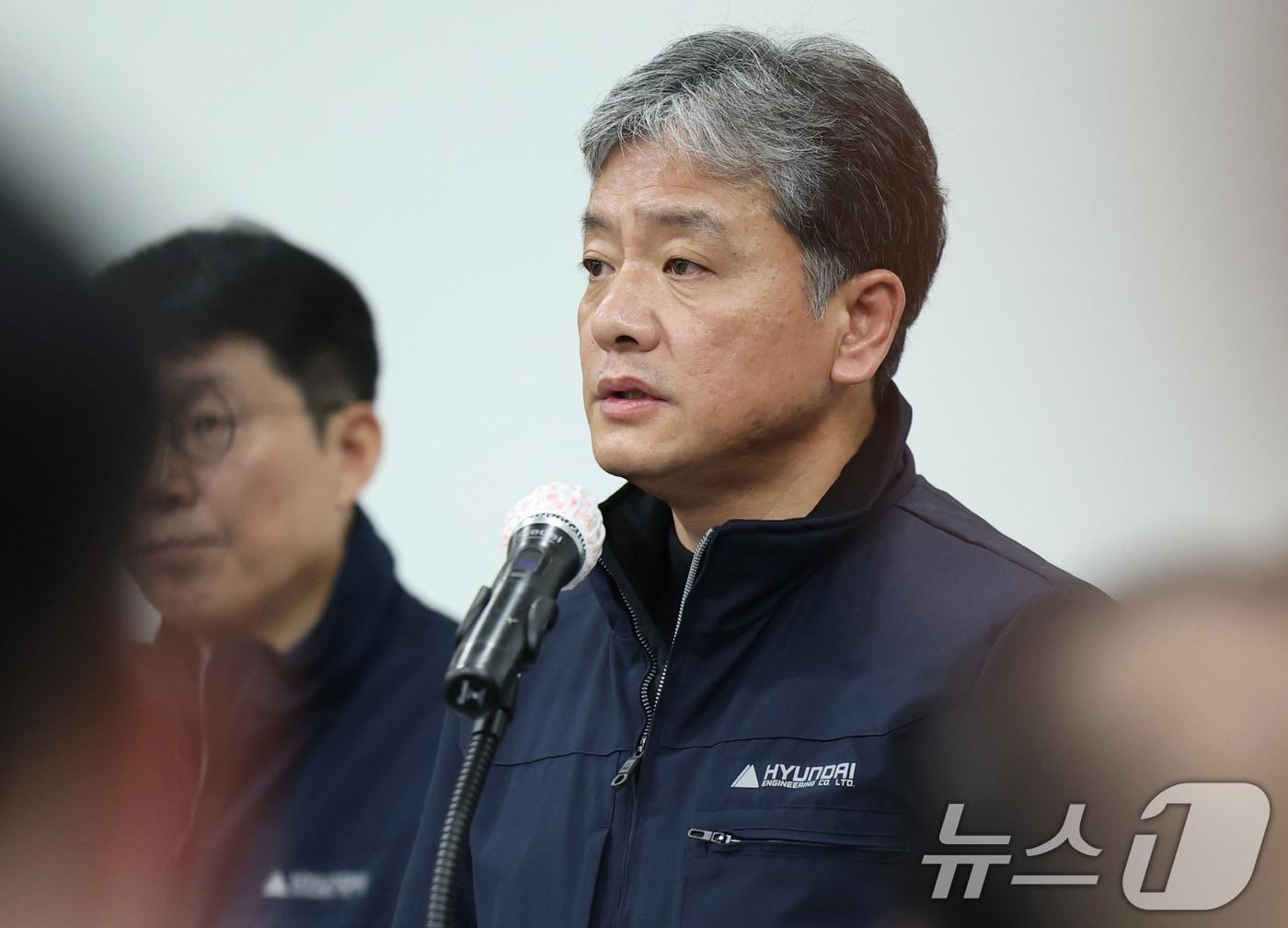 본문 이미지 - 주우정 현대엔지니어링 대표이사가 28일 서울 종로구 본사 빌딩에서 열린 서울세종 고속도로 사고 관련 입장 발표에서 취재진의 질문을 듣고 있다. 2025.2.28/뉴스1 ⓒ News1 권현진 기자