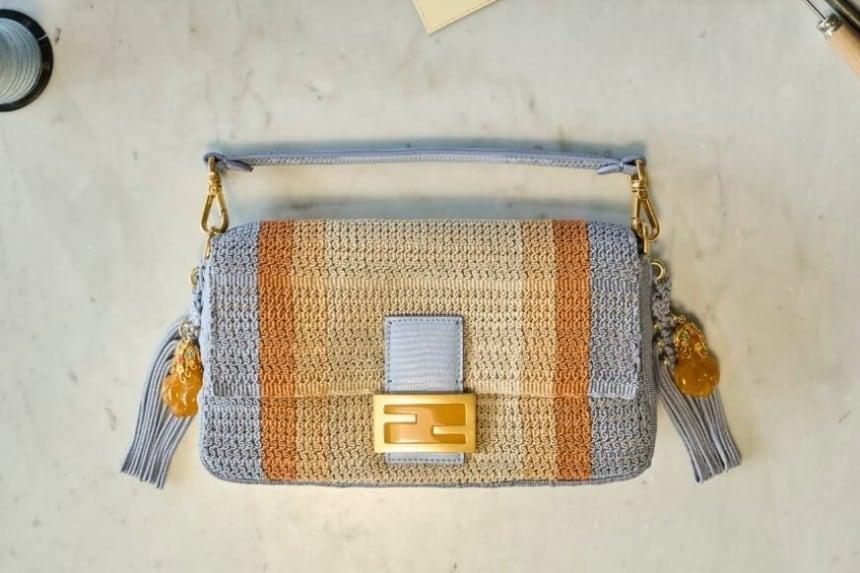 본문 이미지 - 최근 펜디가 한국의 매듭장 김은영씨와 협업해 출시한 바게트백이 중국 네티즌 사이에서 '중국 문화 도용'이라는 주장이 불거지면서 분쟁에 휩싸였다.(펜디제공)