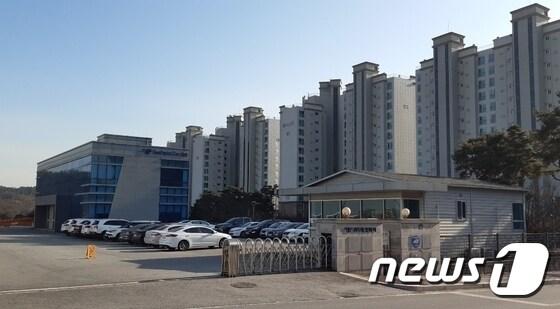 본문 이미지 -  충북 서충주신도시에 아동·청소년 복합센터 건립이 늦어져 주민 불만이 눈덩이처럼 커지고 있다. 사진은 복지관 용지.(독자 제공. 재판매 및 DB금지)/뉴스1