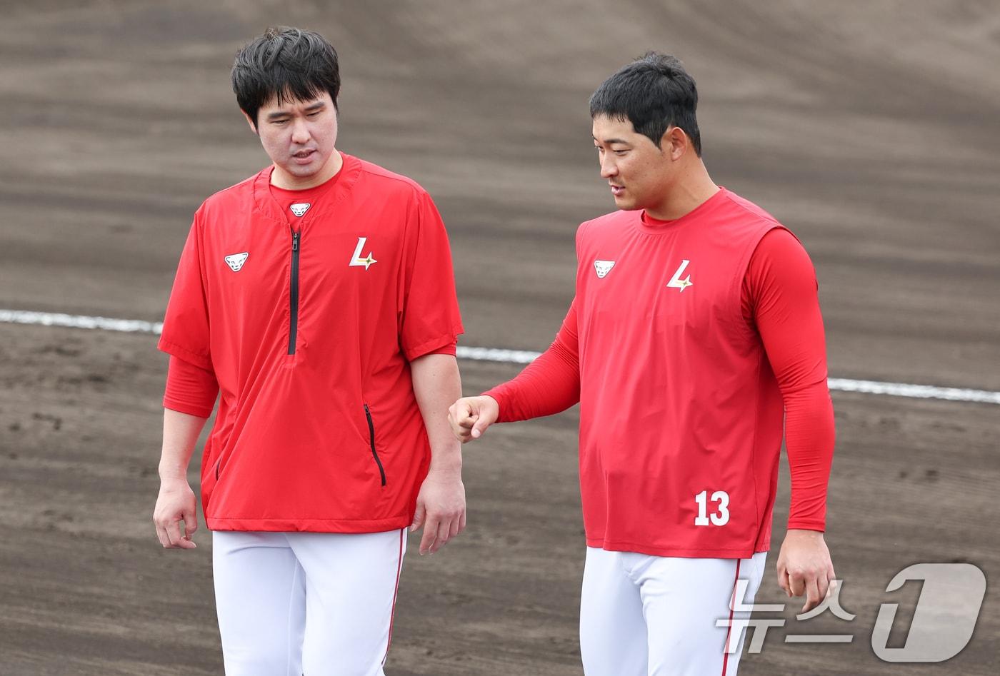SSG 최정과 하재훈이 28일 일본 오키나와 구시카와 야구장에서 열린 KT 위즈와 SSG 랜더스 연습경기에 앞서 훈련에 임하고 있다. 2025.2.28/뉴스1 ⓒ News1 허경 기자