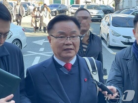 본문 이미지 - 홍남표 경남 창원시장이 지난해 12월 18일 자신의 공직선거법 위반 혐의 항소심 공판에 출석하기 위해 창원지법 법정동에 들어서고 있다.2024.12.18./뉴스1 강정태 기자