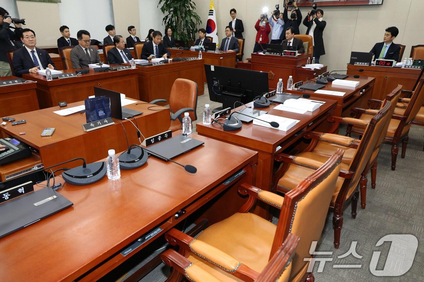 28일 오전 서울 여의도 국회에서 열린 윤석열정부의 비상계엄 선포를 통한 내란혐의 진상규명 국정조사특별위원회 전체회의에서 안규백 위원장이 불출석 및 동행명령 거부 등 증인 고발의 건을 의결하고 있다. 2025.2.28/뉴스1 ⓒ News1 이광호 기자