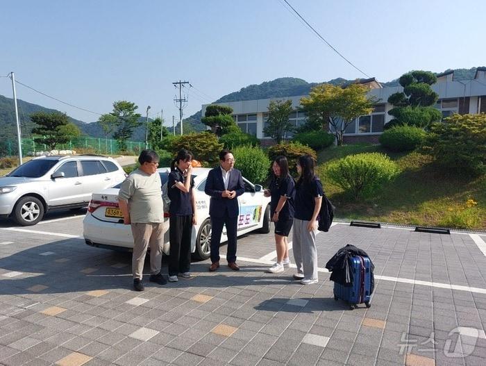 본문 이미지 - 황규철 옥천군수가 행복교육택시를 이용한 학생들과 대화를 나누고 있다. (옥천군 제공. 재판매 및 DB금지) /뉴스1 