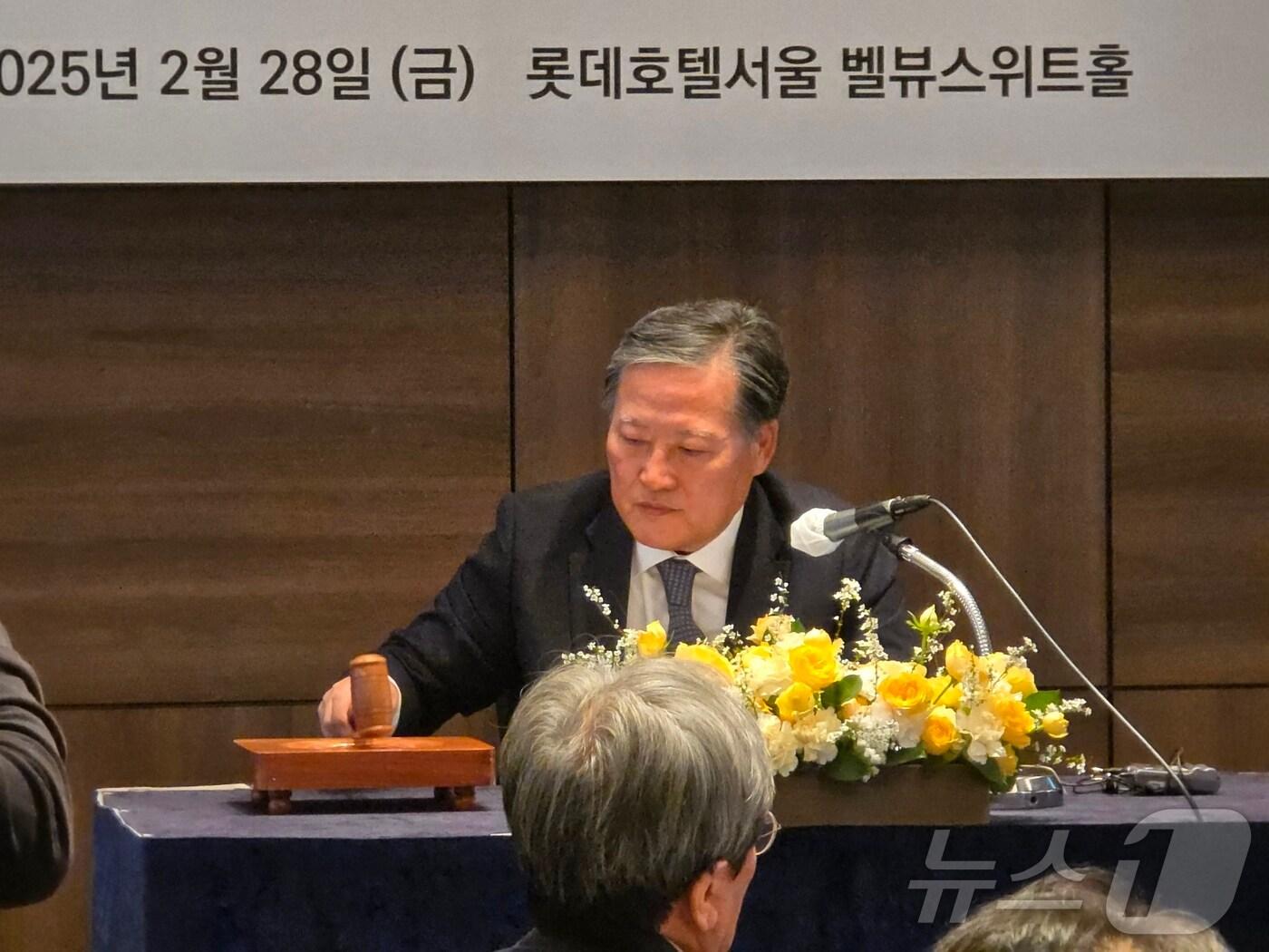 본문 이미지 - 한국식품산업협회가 28일 정기 총회를 진행했다. 이효율 한국식품산업협회 협회장이 의사봉을 두드리고 있다.ⓒ News1 이형진 기자