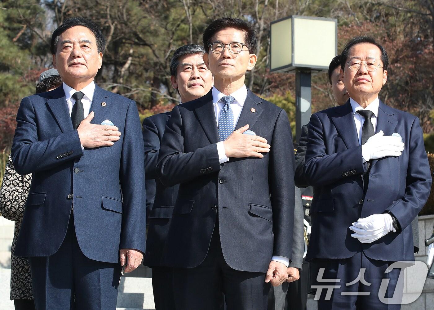 김문수 고용노동부 장관과 홍준표 대구시장이 28일 오전 대구 달서구 두류공원 2·28민주운동 기념탑 참배에 참석해 국민의례를 하고 있다. 2025.2.28/뉴스1 ⓒ News1 공정식 기자