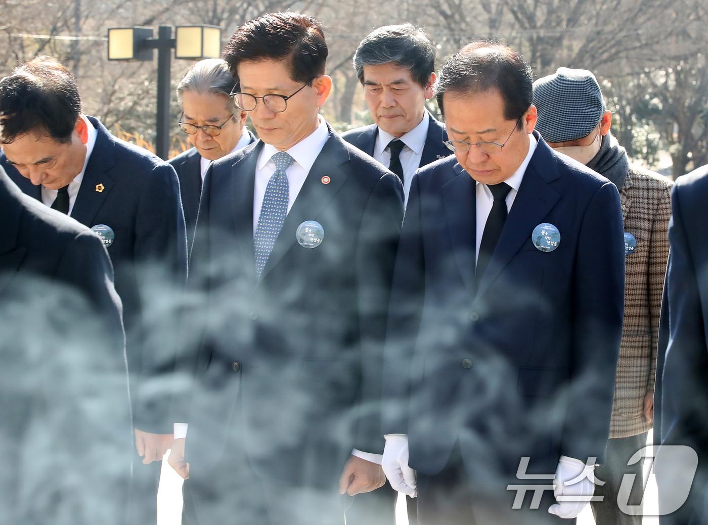 본문 이미지 - 김문수 고용노동부 장관과 홍준표 대구시장이 지난 2월 28일 오전 대구 달서구 두류공원 2·28민주운동 기념탑 앞에서 참배하고 있다. 2025.2.28/뉴스1 ⓒ News1 공정식 기자