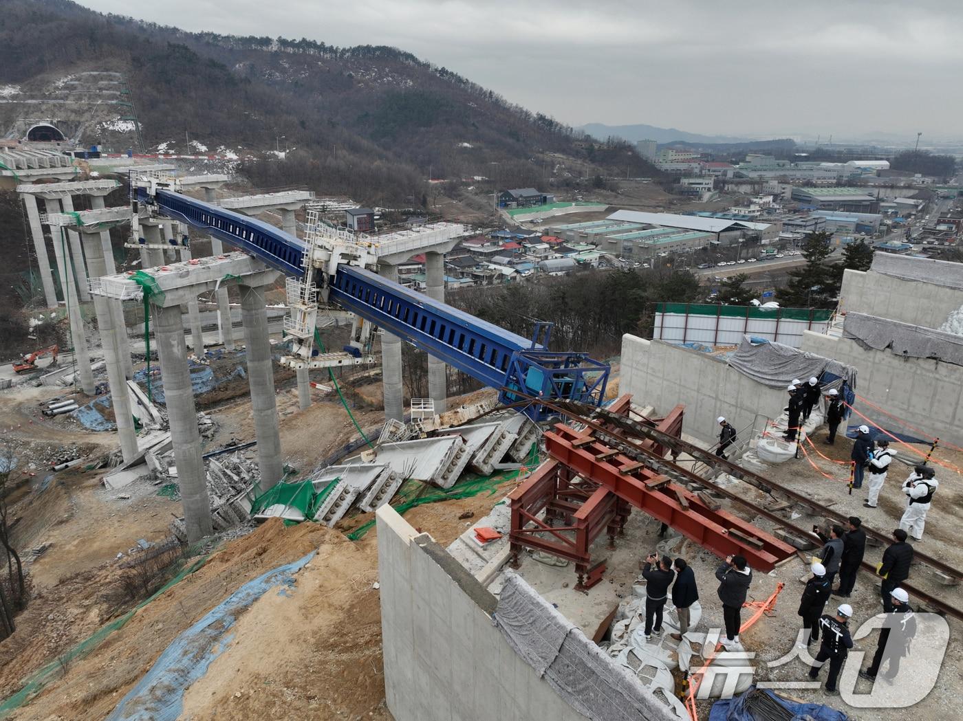 본문 이미지 - 지난 2월 서울-세종고속도로 9공구 교량 상판 붕괴 사고현장에서 유관기관 관계자들이 합동감식을 하고 있다. (공동취재) 2025.2.28/뉴스1 ⓒ News1 김영운 기자