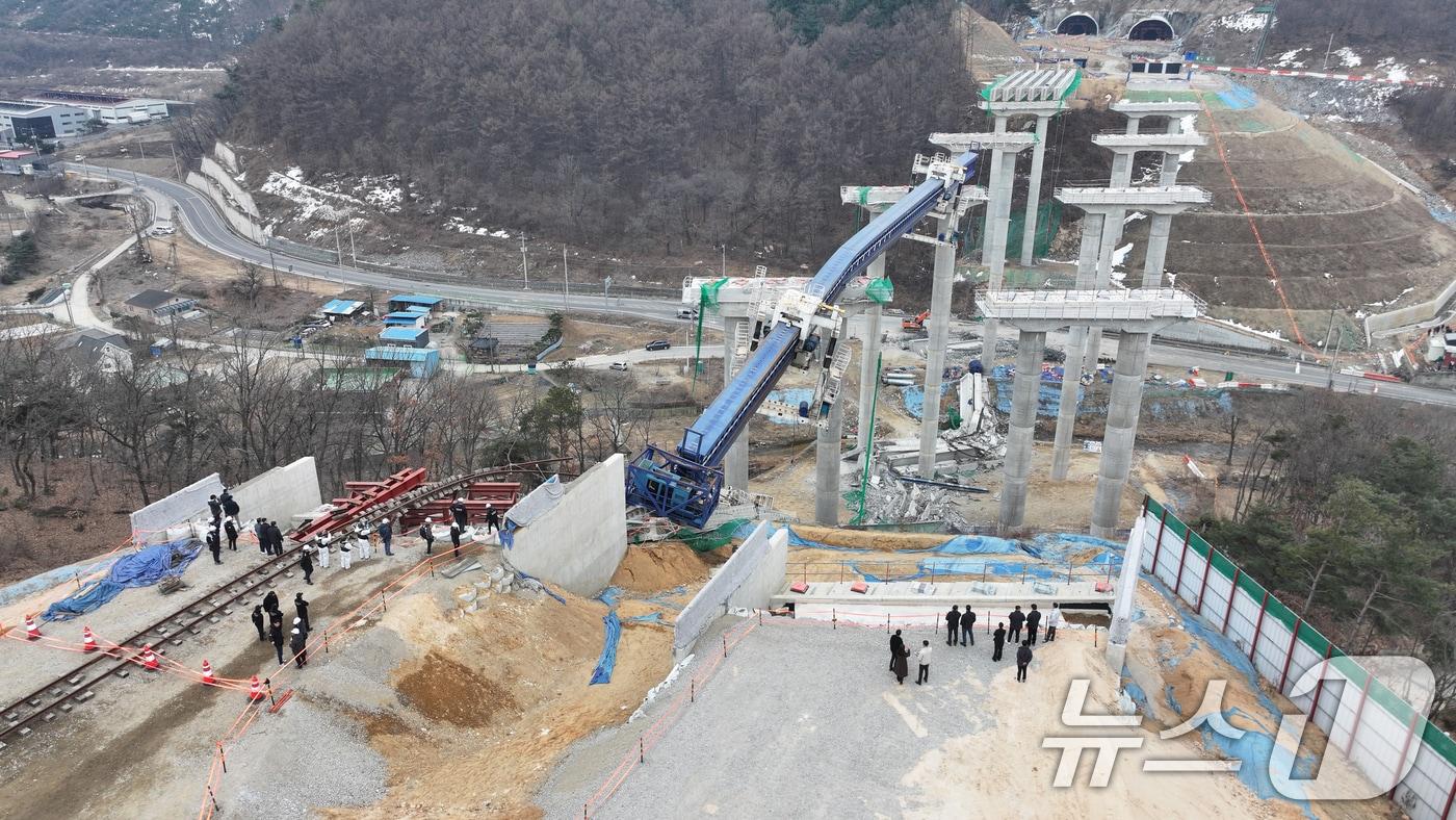 28일 경기 안성시 서운면 산평리 서울-세종고속도로 9공구 교량 상판 붕괴 사고현장에서 유관기관 관계자들이 합동감식을 하고 있다. (공동취재) 2025.2.28/뉴스1 ⓒ News1 김영운 기자