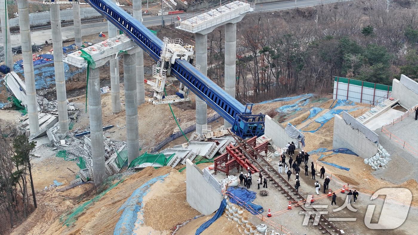 경기 안성시 서운면 산평리 서울-세종고속도로 9공구 교량 상판 붕괴 사고현장에서 유관기관 관계자들이 합동감식을 하고 있다. &#40;공동취재&#41; 뉴스1 ⓒ News1 김영운 기자