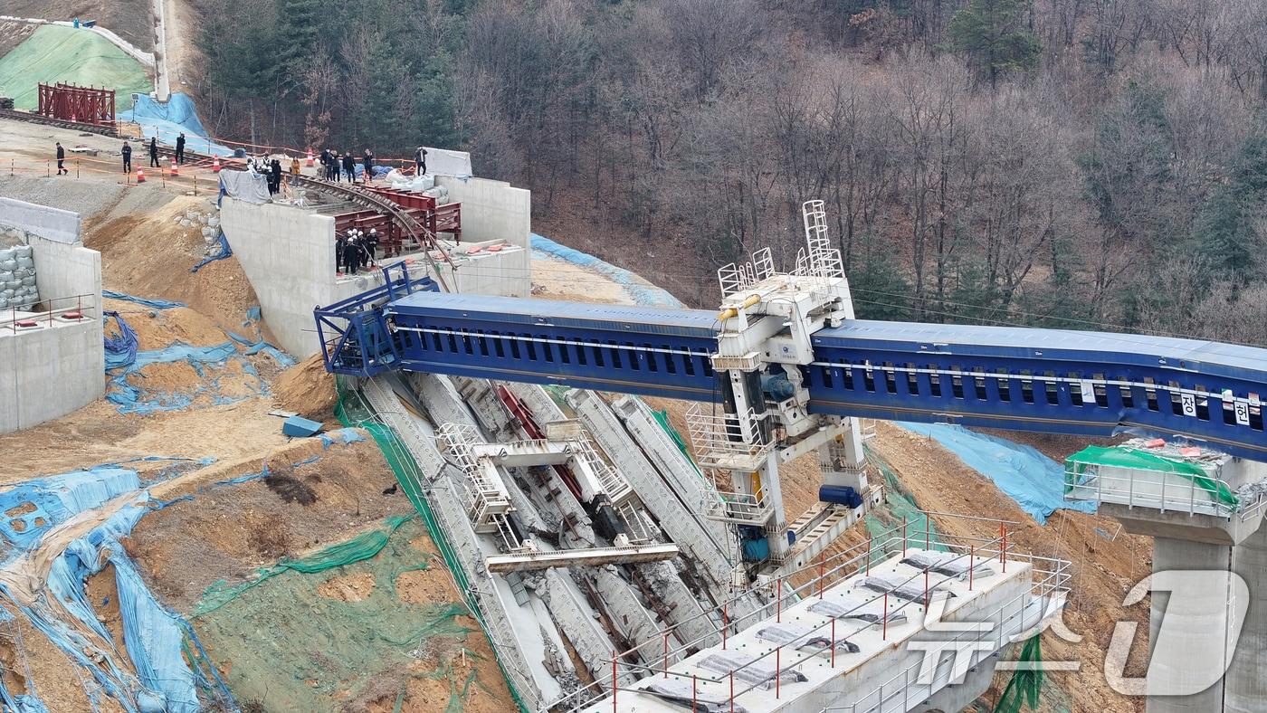 28일 경기 안성시 서운면 산평리 서울-세종고속도로 9공구 교량 상판 붕괴 사고현장에서 유관기관 관계자들이 합동감식을 하고 있다. (공동취재) 2025.2.28/뉴스1 ⓒ News1 김영운 기자