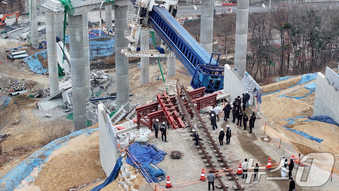 28일 경기 안성시 서운면 산평리 서울-세종고속도로 9공구 교량 상판 붕괴 사고현장에서 유관기관 관계자들이 합동감식을 하고 있다. &#40;공동취재&#41; 2025.2.28/뉴스1 ⓒ News1 김영운 기자