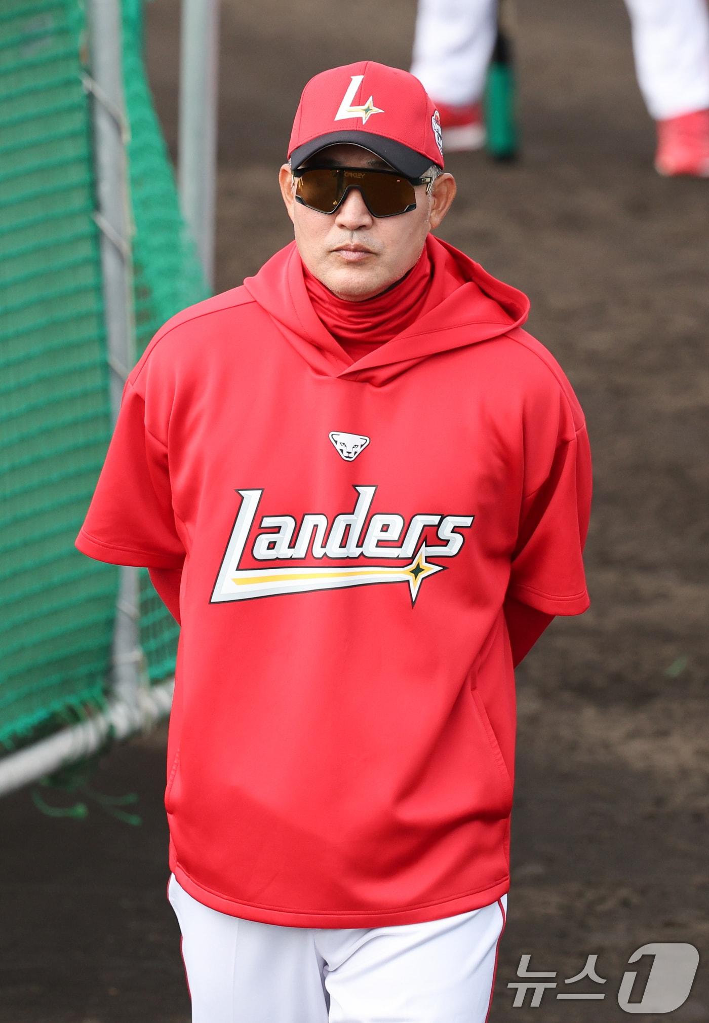 본문 이미지 - 이숭용 SSG 감독이 28일 일본 오키나와 구시카와 야구장에서 열린 KT 위즈와 SSG 랜더스 연습경기에 앞서 훈련을 지켜보고 있다. 2025.2.28/뉴스1 ⓒ News1 허경 기자