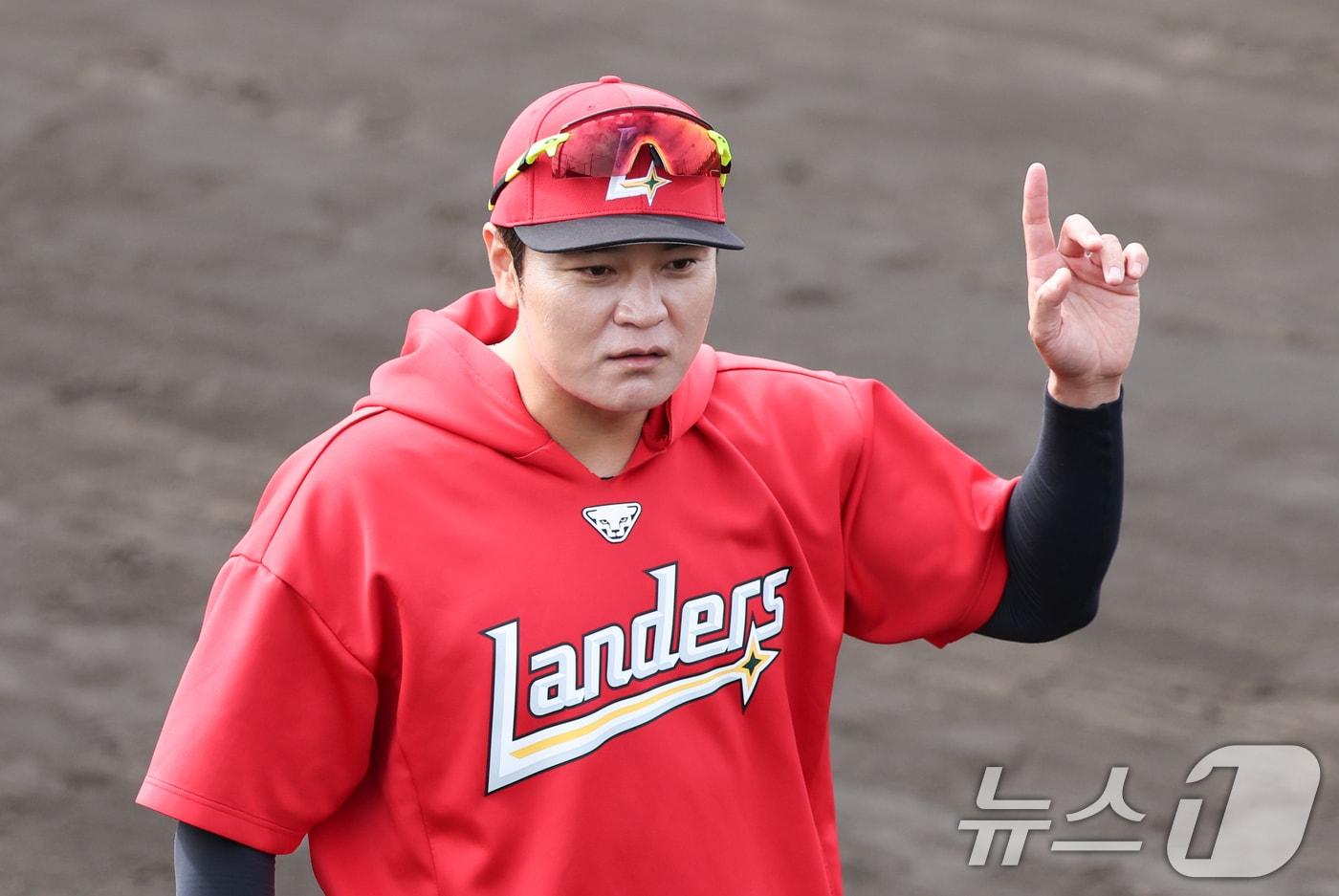 본문 이미지 - 추신수 SSG 구단주 특별보좌역 및 육성총괄이 28일 일본 오키나와 구시카와 야구장에서 열린 KT 위즈와 SSG 랜더스 연습경기에 앞서 선수들을 지도하고 있다. 2025.2.28 ⓒ 뉴스1 허경 기자