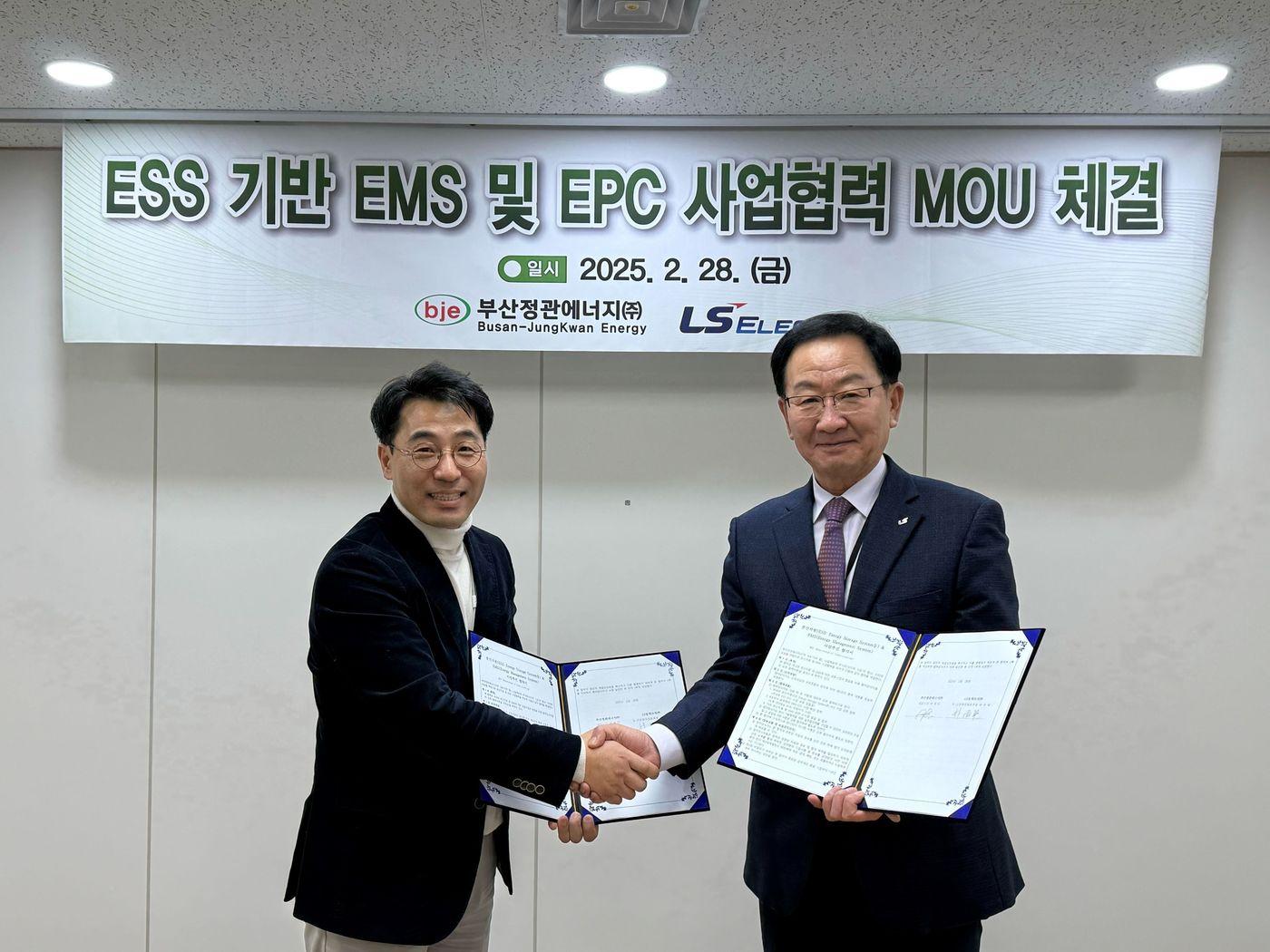 본문 이미지 - 박재덕 부산정관에너지 대표이사(왼쪽)와 박우범 LS일렉트릭 K-신전력사업본부장이 기념촬영을 하고 있다(SK이노 제공)