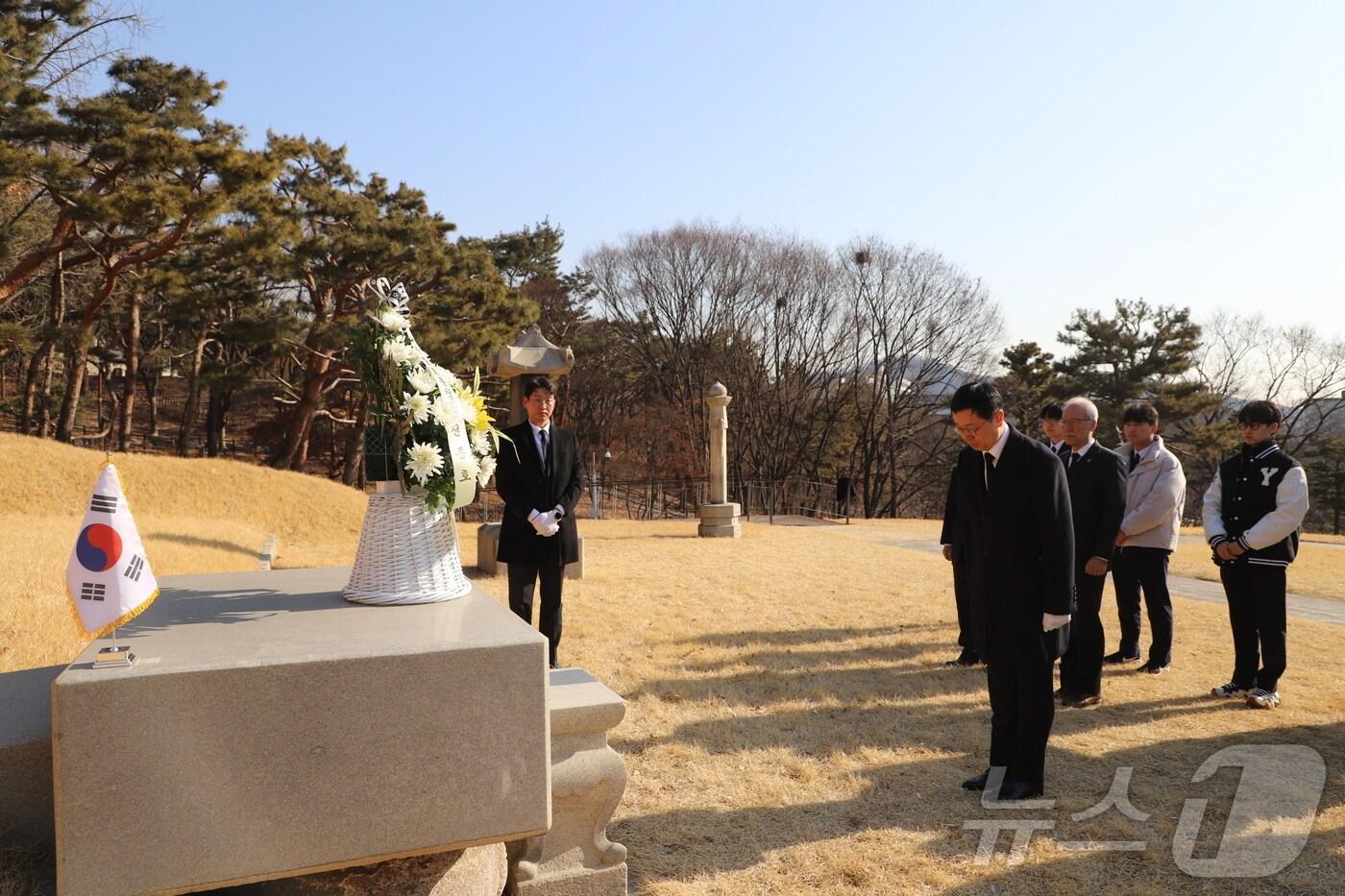 국가보훈부 서울지방보훈청 관계자들이 28일 서울 용산구 효창공원에서 묘소를 참배하고 있다. (국가보훈부 서울지방보훈청 제공)