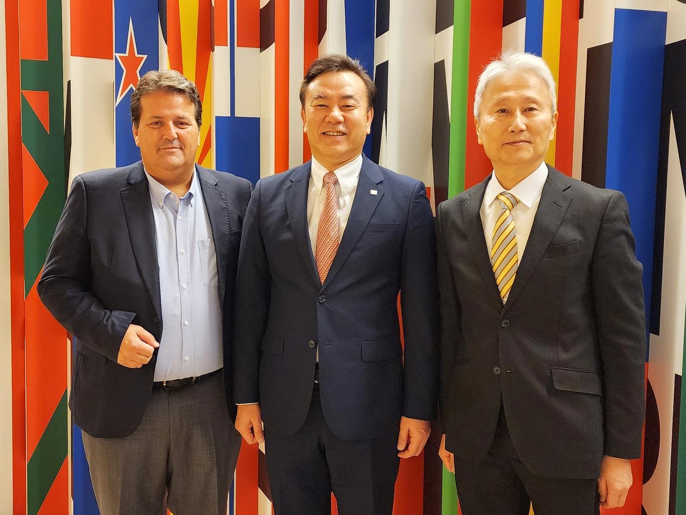 본문 이미지 - 좌측부터 Alejandro Lopez IADI 의장 (아르헨티나 예보 사장), 유재훈 예금보험공사 사장, Hidenori Mitsui 전임 아태지역위원장 (일본예보 사장) (예금보험공사 제공)