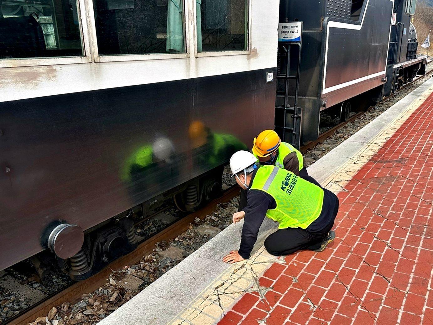 본문 이미지 - 코레일관광개발 해빙기 안전점검 모습.(코레일관광개발 제공)