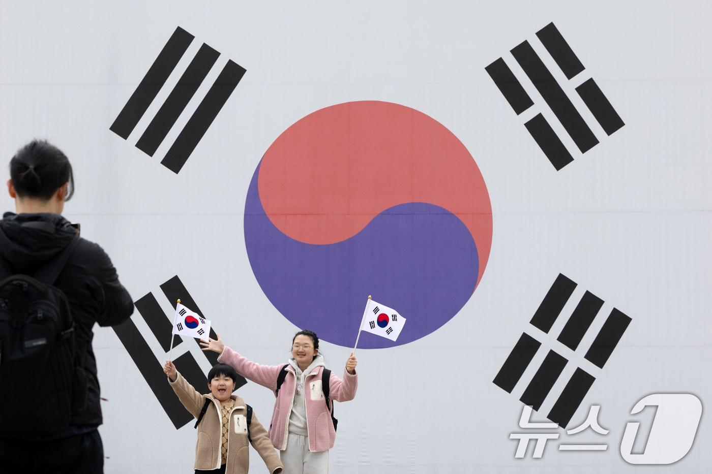 본문 이미지 - 106주년 3.1절을 하루 앞둔 28일 오후 서울 서대문형무소를 찾은 어린이들이 기념촬영하고 있다. 2025.2.28/뉴스1 ⓒ News1 이승배 기자