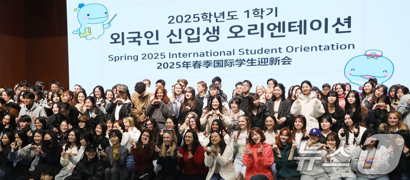 부산 남구 국립부경대학교 대연캠퍼스 대학극장에서 지난달 28일 열린 '2025학년도 1학기 외국인 신입생 오리엔테이션'에서 외국인 신입생들이 기념촬영을 하고 있다. /뉴스1 ⓒ News1 윤일지 기자