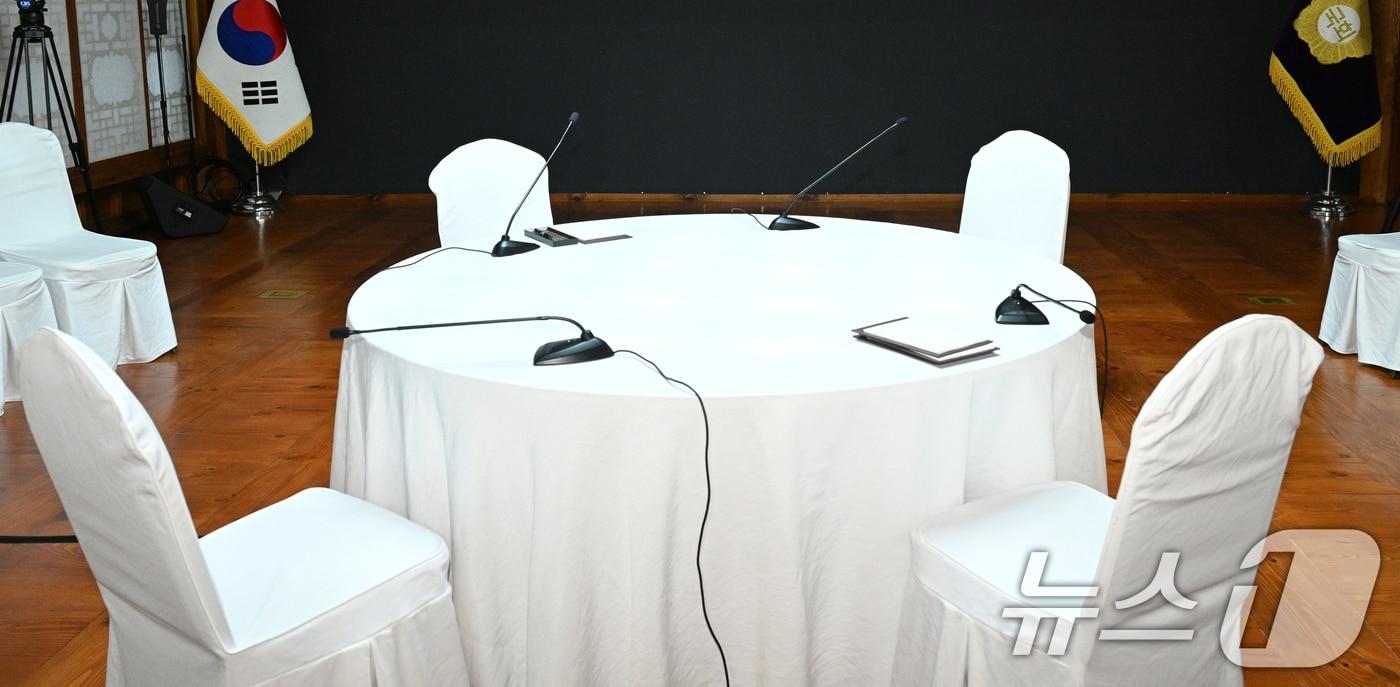 본문 이미지 - 28일 오후 서울 여의도 국회에서 개최 예정이었던 '국정 안정을 위한 국회-정부 국정협의회'가 더불어민주당의 참석 보류로 취소돼 자리가 비어있다. (공동취재)2025.2.28/뉴스1 ⓒ News1 이광호 기자