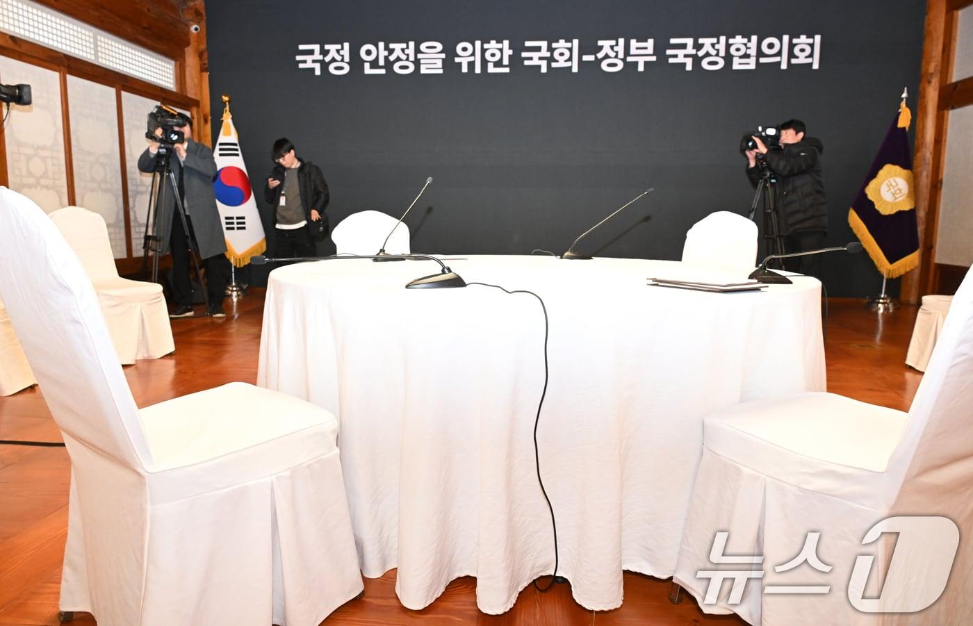 28일 오후 서울 여의도 국회에서 개최 예정이었던 &#39;국정 안정을 위한 국회-정부 국정협의회&#39;가 더불어민주당의 참석 보류로 취소돼 자리가 비어있다. &#40;공동취재&#41; 2025.2.28/뉴스1 ⓒ News1 이광호 기자