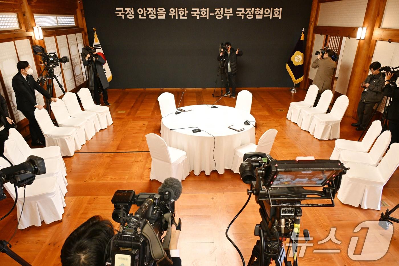 28일 오후 서울 여의도 국회에서 개최 예정이었던 '국정 안정을 위한 국회-정부 국정협의회'가 더불어민주당의 참석 보류로 취소돼 자리가 비어있다. (공동취재)2025.2.28/뉴스1 ⓒ News1 이광호 기자