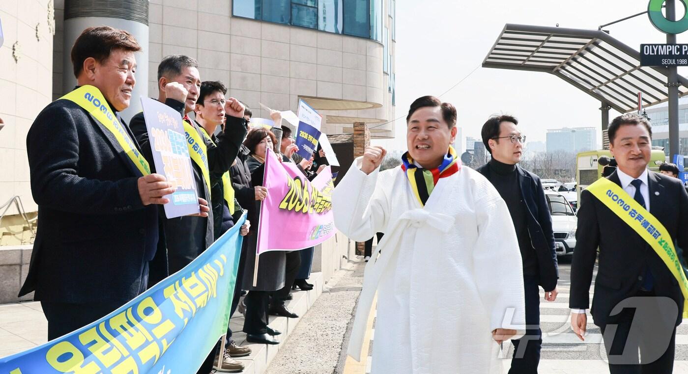 2036 하계올림픽 국내 후보 도시 선정일인 28일 서울 올림픽파크텔에서 김관영 도지사를 비롯한 전북특별자치도 체육회, 재경향우회 회원들이 대의원총회에 참석하는 위원들에게 전북 유치의 염원을 담아 응원전을 펼치고 있다. (전북특별자치도 제공. 재판매 및 DB금지) 2025.2.28/뉴스1 ⓒ News1 유경석 기자