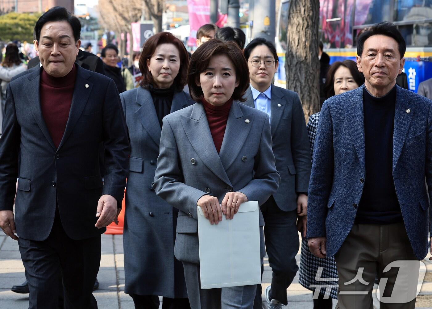 본문 이미지 - 국민의힘 나경원, 김석기 의원 등이 28일 오후 서울 종로구 재동 헌법재판소 별관으로 헌정질서·법치주의 수호, 사회안정·국민통합을 위한 헌법·법률·양심에 따른 공정 평의 촉구 국민의힘 국회의원 76인 탄원서 제출을 위해 이동하고 있다. 2025.2.28/뉴스1 ⓒ News1 박정호 기자
