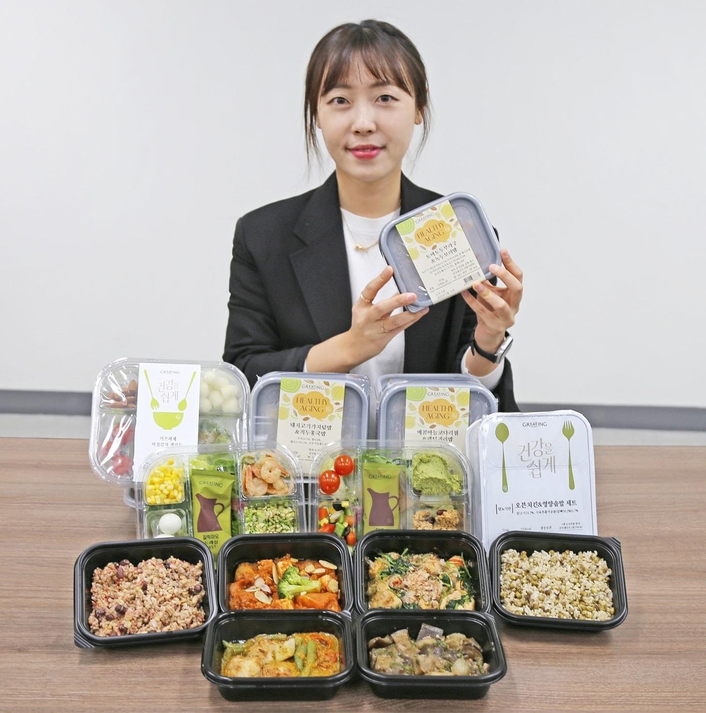 본문 이미지 -  양우리 현대그린푸드 그리팅Lab 수석연구원이 그리팅 헬시에이징 식단을 소개하는 모습.(현대그린푸드 제공)