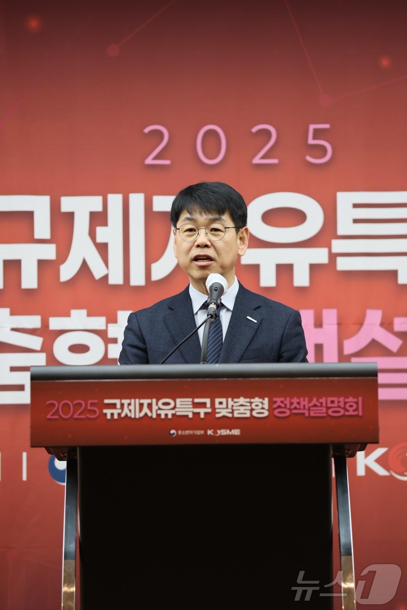 본문 이미지 - 반정식 중소벤처기업진흥공단 지역혁신이사가 28일 열린 규제자유특구 맞춤형 정책설명회에서 발언하고 있다.&#40;중소벤처기업진흥공단 제공&#41;