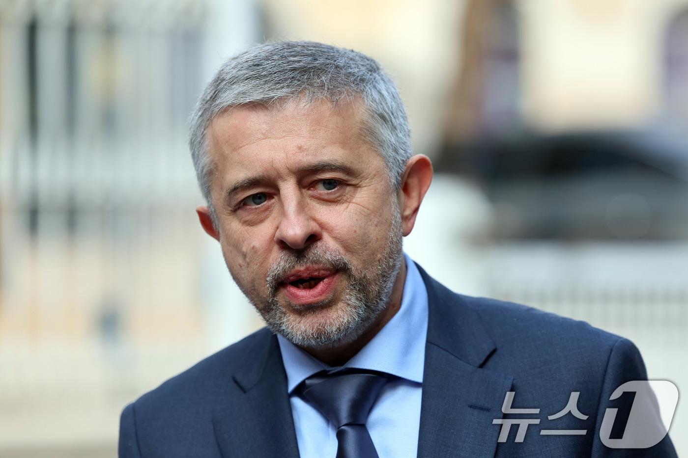 본문 이미지 - 게오르기 지노비예프 주한 러시아 대사가 28일 오후 서울 중구 러시아대사관에서 열린 봄 맞이 '마슬레니차' 기념행사 참석 전 취재진과 인터뷰를 하고 있다. '마슬레니차'는 정교회 사순절 일주일 전에 시작해 3월 초까지 일주일간 열리는 러시아의 봄맞이 축제다. 2025.2.28/뉴스1 ⓒ News1 황기선 기자