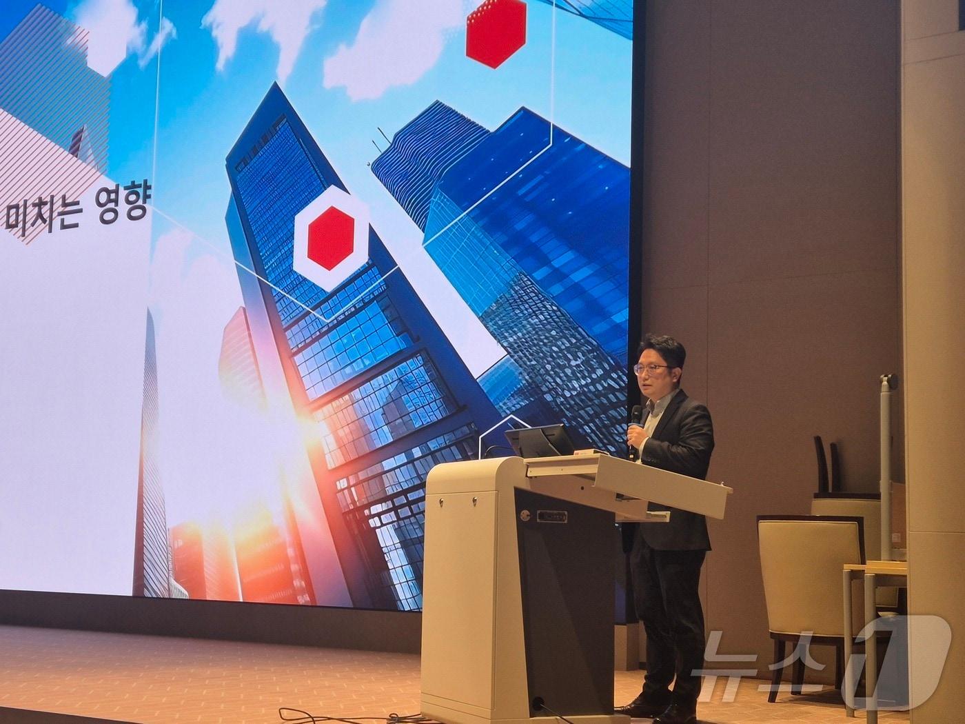 본문 이미지 -  김대익 PWC컨설팅 파트너가 28일 서울 여의도 한국거래소(KRX) 컨퍼런스홀에서 열린 '디지털 금융 생태계와 토큰 증권으 융합' 포럼에서 발표하고 있다. 2025.2.28/뉴스1