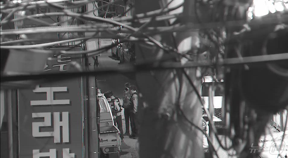 본문 이미지 - 지난 27일 새벽 울산 남구의 한 주택가에서 공연음란 행위를 한 40대가 폐쇄회로(CC)TV 통합관제센터의 협조로 경찰에 검거됐다.(울산 남구 제공. 재판매 및 DB 금지) /뉴스1