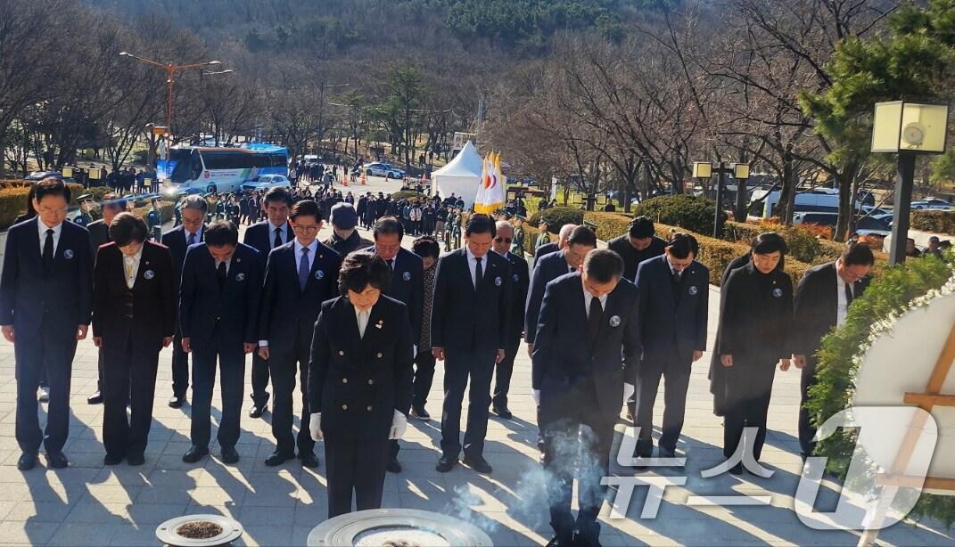 본문 이미지 - 고광완 광주시 행정부시장을 비롯한 광주시 대표단이 28일 대구 두류공원 2·28민주운동 기념탑을 찾아 헌화·참배하고 있다.&#40;광주시 제공. 재판매 및 DB 금지&#41;2025.2.28/뉴스1 