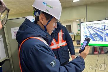 본문 이미지 - 이병진 부산교통공사 사장이 LTE-R 스마트 단말기를 이용해 실시간 통신 시스템의 안정성을 확인하고 있다. (부산교통공사 제공. 재판매 및 DB 금지)