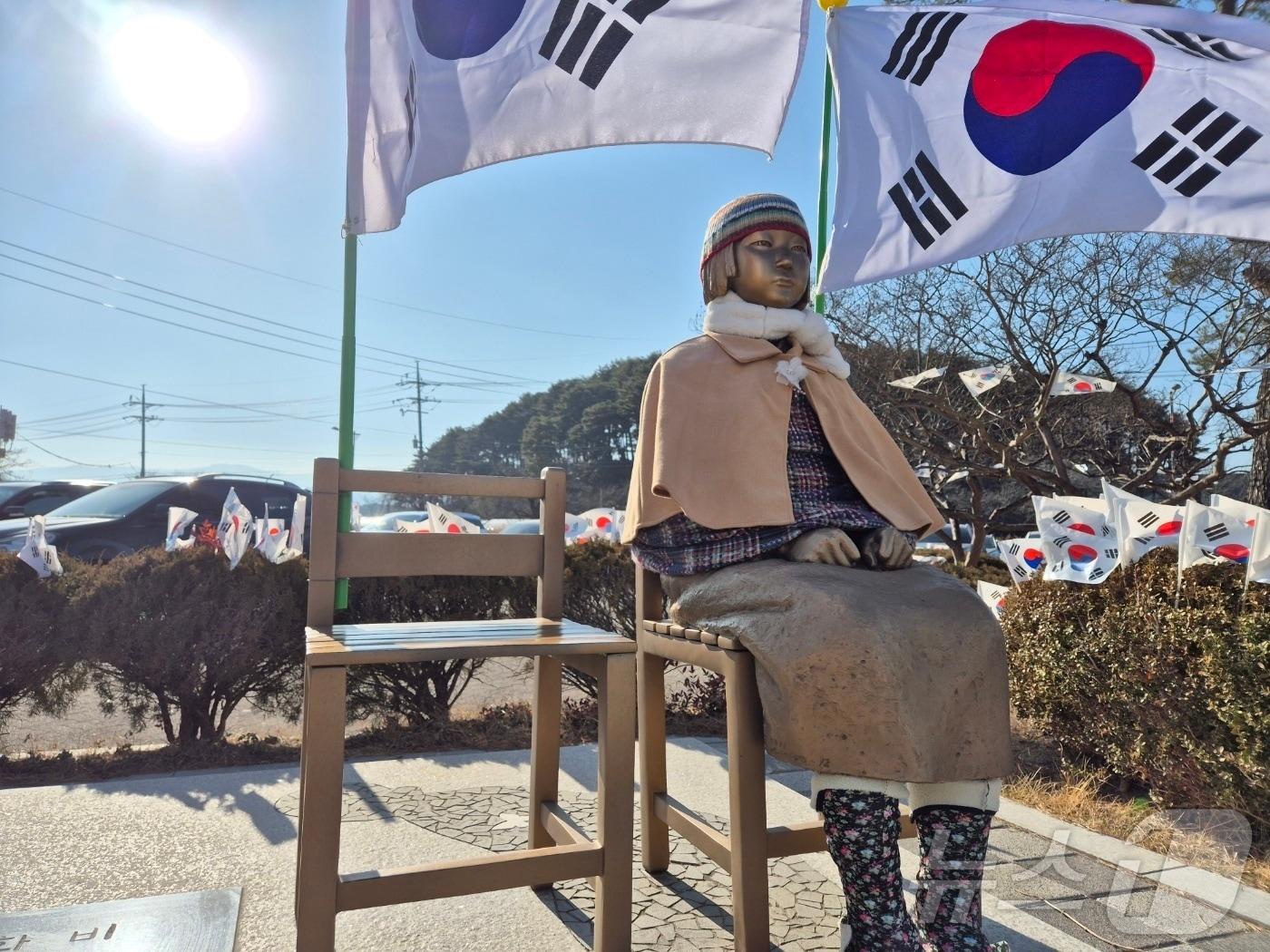 본문 이미지 - 강원 강릉시 저동 강릉 3.1독립만세운동 기념탑에 세워진 평화의 소녀상 앞에 태극기가 펄럭이고 있다. 2025.2.28/뉴스1 ⓒ News1 윤왕근 기자