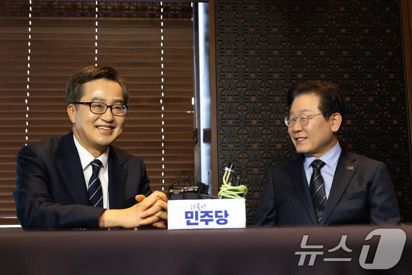 이재명 더불어민주당 대표와 김동연 경기도지사가 28일 오후 서울 여의도의 한 식당에서 회동을 하고 있다.(공동취재)2025.2.28/뉴스1 ⓒ News1 이광호 기자