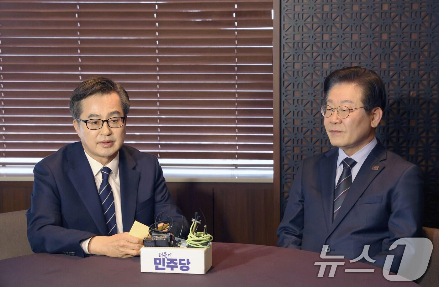 이재명 더불어민주당 대표와 김동연 경기도지사가 28일 오후 서울 여의도의 한 식당에서 회동을 하고 있다.(공동취재)2025.2.28/뉴스1 ⓒ News1 이광호 기자