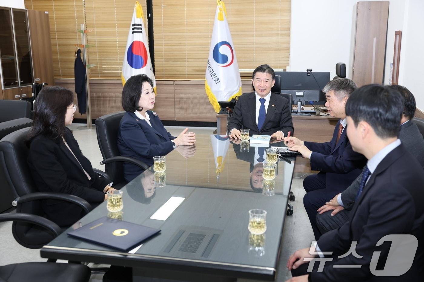 유철환 국민권익위원장(왼쪽 세번째)이 28일 서울 종로구 정부서울청사 집무실에서 김은미 전 이화여자대학교 총장(왼쪽 두번째)과 만나 환담을 나누고 있다. (권익위원회 제공. 재판매 및 DB 금지) 2025.2.28/뉴스1
