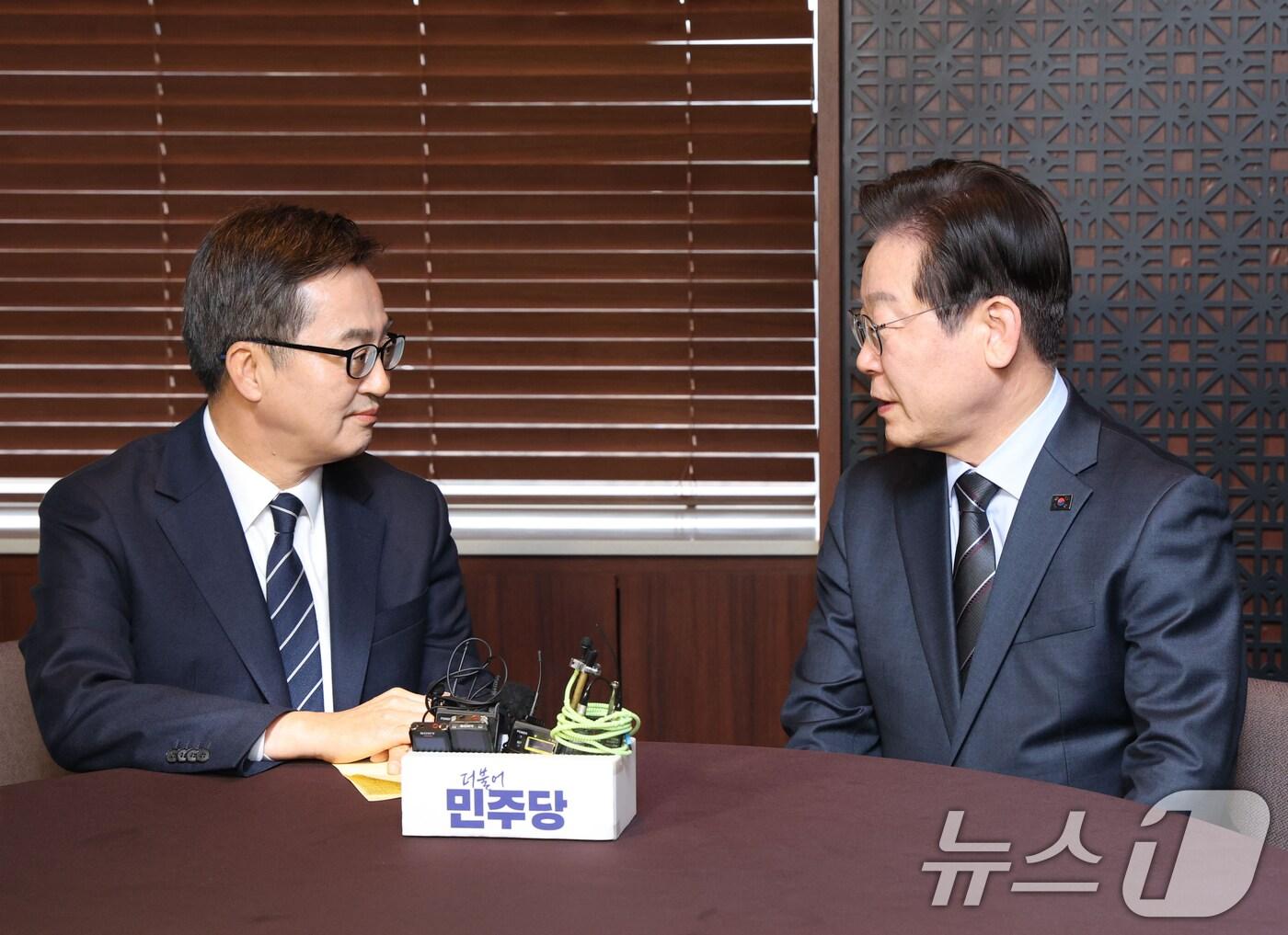 본문 이미지 - 이재명 더불어민주당 대표와 김동연 경기도지사가 28일 오후 서울 여의도의 한 식당에서 회동을 하고 있다.(공동취재)2025.2.28/뉴스1 ⓒ News1 이광호 기자