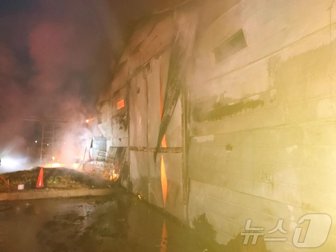 본문 이미지 - 28일 오전 6시 12분께 전북 부안군 줄포면 한 양계장에서 발생한 화재&#40;전북자치도소방본부 제공. 재판매 및 DB금지&#41; 2025.2.28/뉴스1