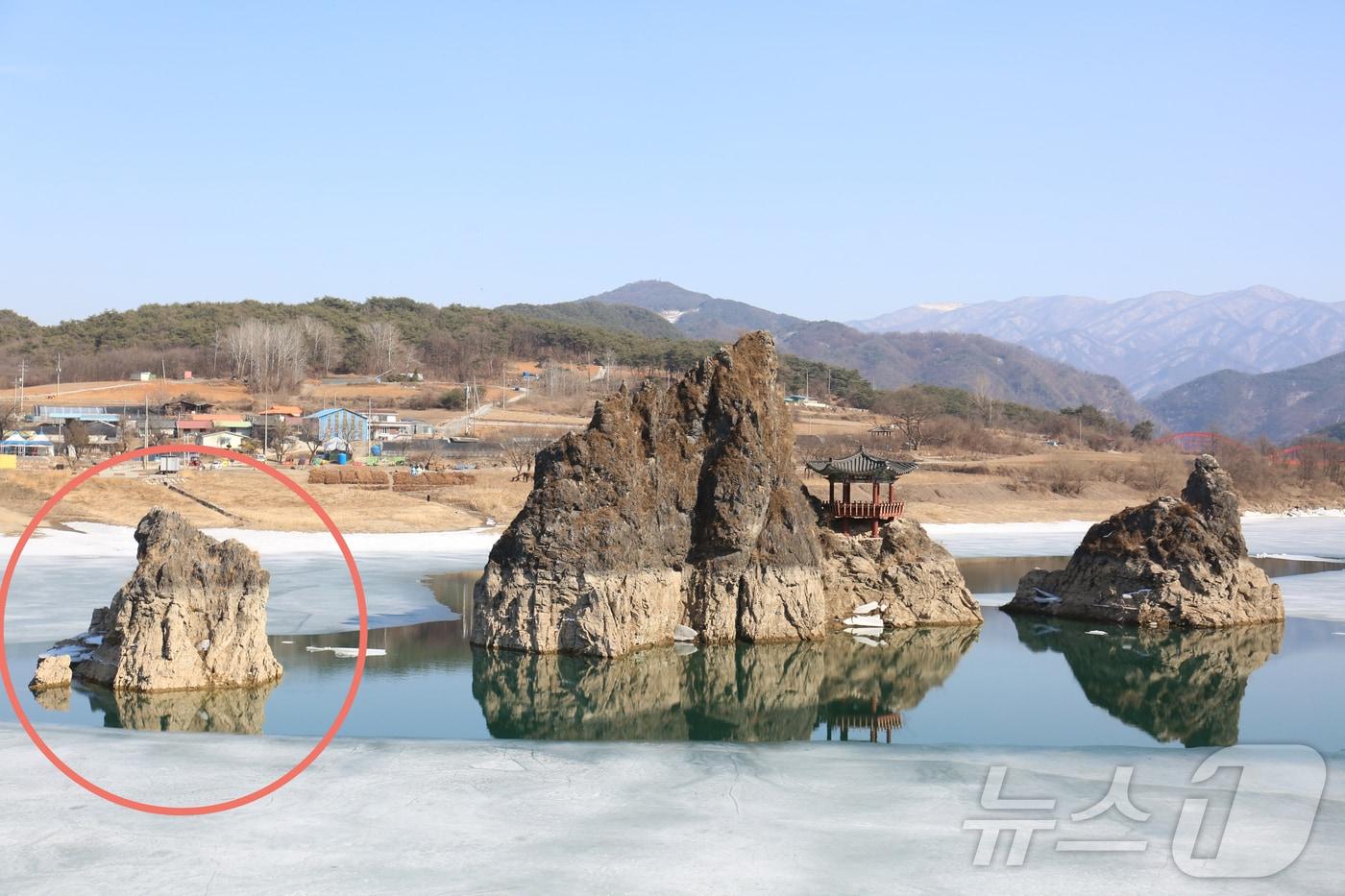 충북 관광의 심장부인 단양 도담삼봉 중 가장 작은 봉우리의 물 속에서 '풍화작용'이 나타나고 있다는 주장이 제기됐다. 2025.2.28./뉴스1 ⓒ News1 손도언 기자