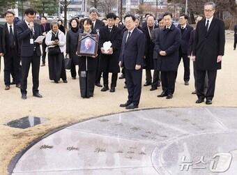 본문 이미지 - 고 홍선기 전 대전시장 유가족이 28일 고인의 영정 사진을 들고 대전시청 남문 앞에 설치된 역대 대전시장의 이름이 새겨진 표지석에 잠시 멈춰 서 있다.(대전시 제공)/뉴스1 