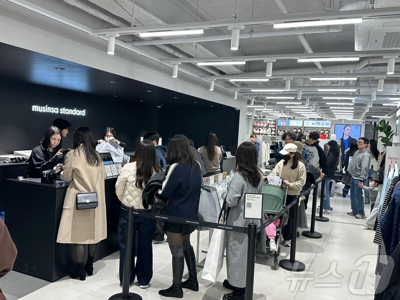 본문 이미지 - 최근 새롭게 오픈한 무신사 스탠다드 현대백화점 울산점이 쇼핑객들로 북적이고 있다.2025.2.28/뉴스1 ⓒNews1 김지혜 기자