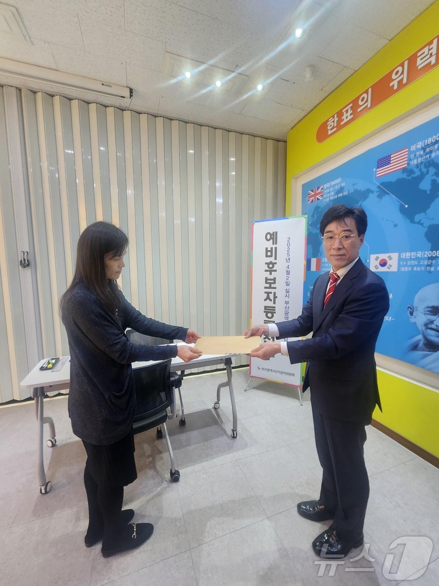 본문 이미지 - 최윤홍 부산시교육청 교육감 권한대행이 28일 선관위에 부산시교육감 재선거 예비 후보 등록을 하고 있다. (최 권한대행 측 제공. 재판매 및 DB 금지)