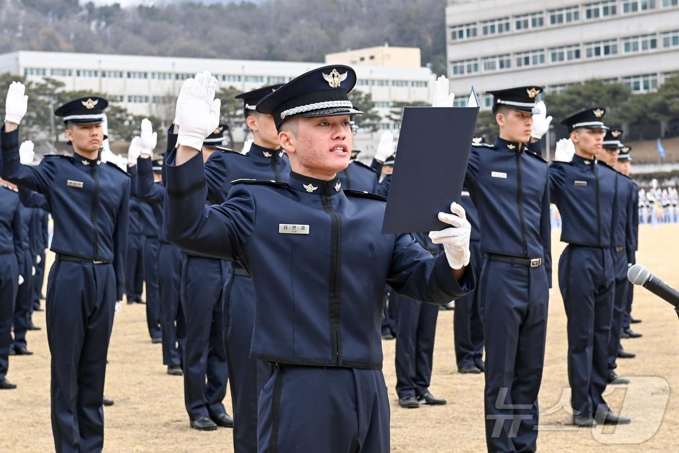 본문 이미지 - 28일 공군사관학교 77기 신입생도 입학식에서 생도들이 입학선서를 하고 있다.(공군사관학교 제공. 재판매 및 DB금지)/뉴스1