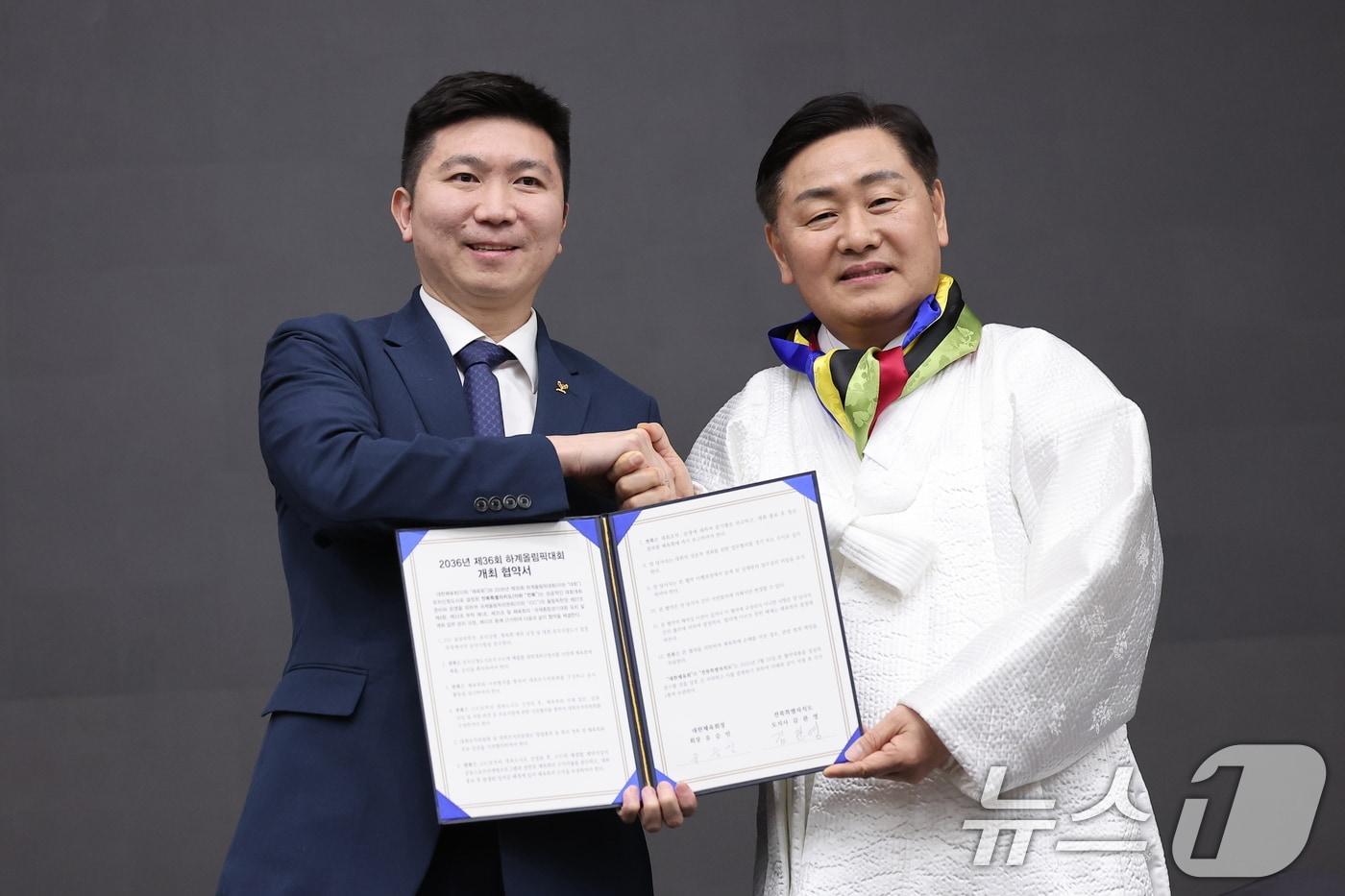 김관영 전라북도도지사가 28일 서울 송파구 올림픽파크텔에서 열린 대한체육회 대의원총회에서 유승민 IOC 위원장과 기념촬영을 하고 있다. . 2025.2.28/뉴스1 ⓒ News1 김성진 기자