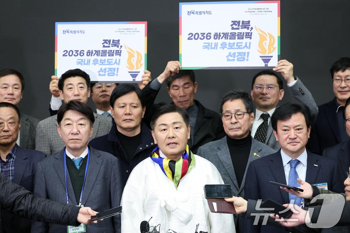 김관영 전라북도도지사가 28일 서울 송파구 올림픽파크텔에서 열린 대한체육회 대의원총회에서 2036년 하계올림픽대회 유치 후보 도시에 전라북도가 선정된 후 인터뷰를 하고 있다. 전북은 28일 서울 송파구 올림픽파크텔에서 열린 대한체육회 2025년도 정기대의원총회에서 진행된 2036 올림픽 유치 국내 후보지 선정 투표에서 총 61표 중 49표를 얻어 서울(11표)을 꺾었다. 무효 표가 1표였다. 2025.2.28/뉴스1 ⓒ News1 김성진 기자