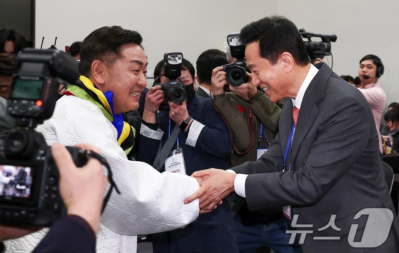 지난 2월28일 대한체육회 대의원총회에서 2036년 하계올림픽대회 유치 후보 도시로 전북 전주가 선정된 후 김관영 전북지사와 오세훈 서울시장이 손을 맞잡고 있다.2025.2.28/뉴스1 ⓒ News1 김성진 기자